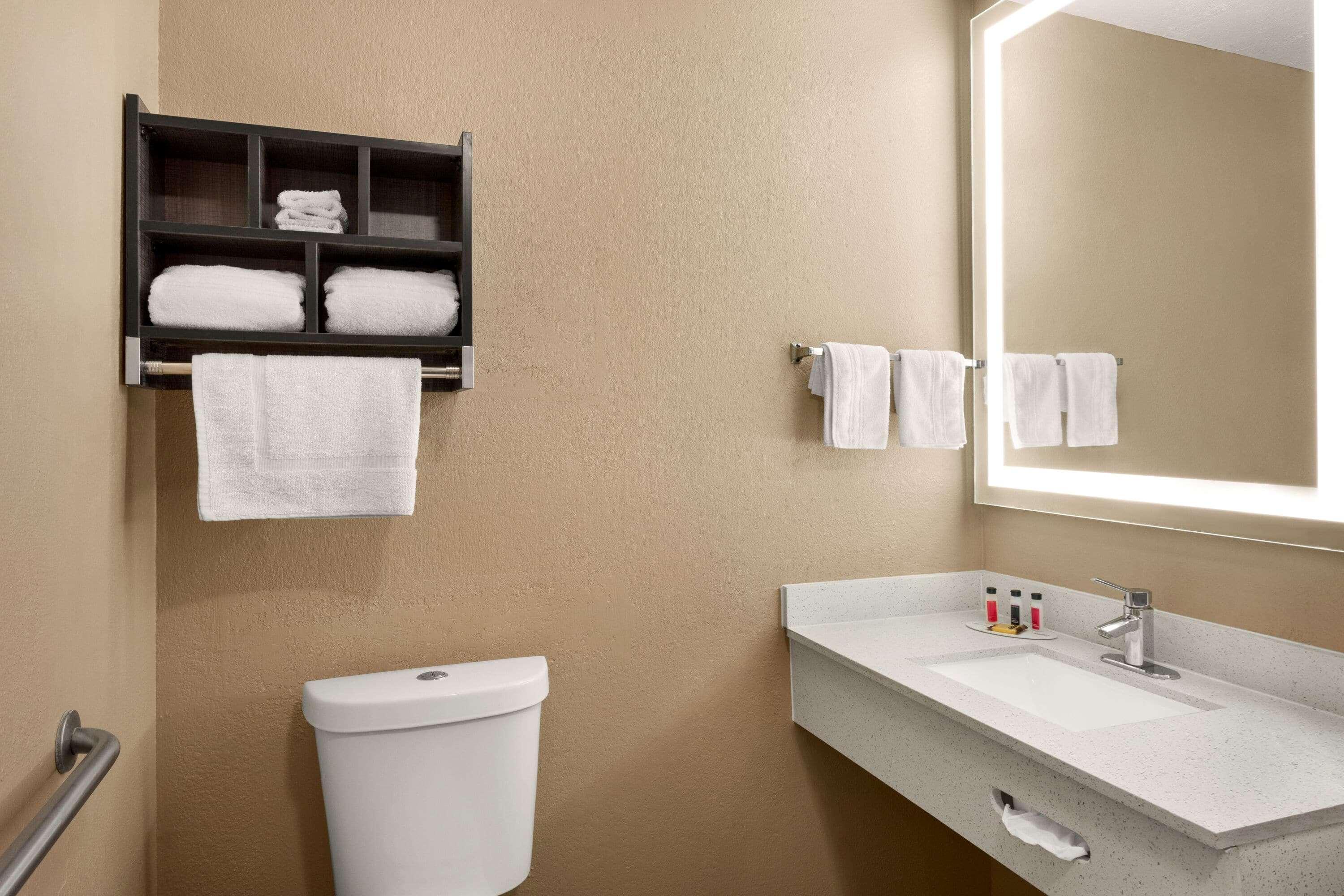 ซูเปอร์ 8 บาย วินด์แฮม บรูคเฮฟเวน Hotel บรูคเฮเวน ภายนอก รูปภาพ
